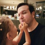 Şahan Gökbakar Instagram – Kız babası olmak…🤣🤣🤣 Yeni oyuncak makyaj setini üzerimde deniyor Eloş.🤦🧿❤️