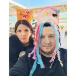 Şahan Gökbakar Instagram – Ana babalar için sıradan bir gün…😂 Efe annesine Ela bana taç yapmış… @bizimmutfakhalleri