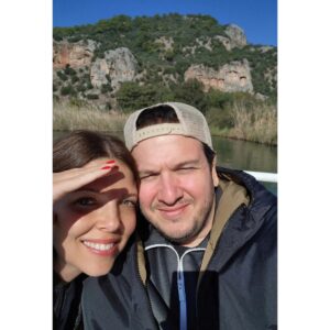 Şahan Gökbakar Instagram - Ne krallar, ne hükümdarlar gelmiş geçmiş bu dünyadan... Al, sonuç arkada. O yüzden sarılıcan sevdiğine sıkıca! @bizimmutfakhalleri