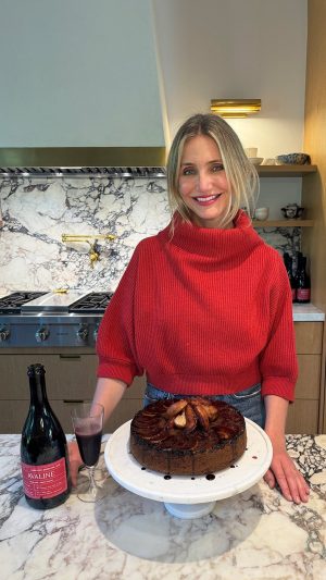 Cameron Diaz Instagram - Welcome back to my kitchen!👩🏼‍🍳 To celebrate the holiday season, I wanted to share recipes for my delicious pear cake & @avaline Lambrusco cocktail🍐🍷a dessert and drink pairing that’s perfect for a little cozy dinner party. 

Click the link in my bio for the full recipe and to shop our Holiday Collection! Cheers!🥂