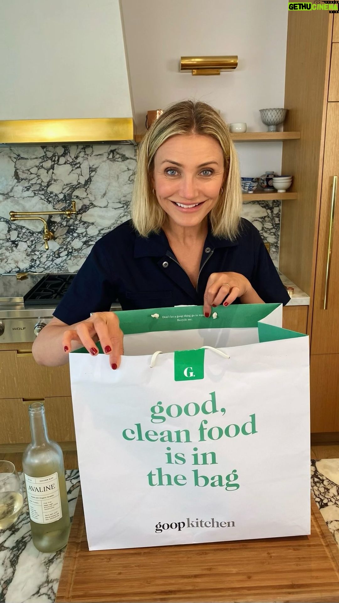 Cameron Diaz Instagram - I’m so excited to team up with @goopkitchen to release my favorite summer salad, which pairs *perfectly* with our new Avaline Sauvignon Blanc. It’s full of big flavors and crunch, with crisp gem lettuce, sweet-and-spicy mango slaw, crunchy snow peas, carrots, cucumbers, fresh herbs, avocado slices, and served with a side of puffed rice, candied cashews, and goop Certified Clean cashew vinaigrette. You’re going to love it! The Cameron Summer Crunch Salad is now available via order.goopkitchen.com or the goop Kitchen app, Doordash, Caviar, and Postmates. For those outside of So Cal, the recipe is published on drinkavaline.com 🥗😎