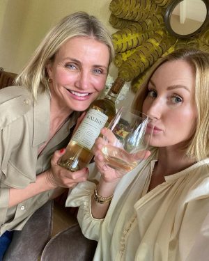 Cameron Diaz Instagram - We are so excited to introduce our newest varietal: Sauvignon Blanc. She’s crisp, light, and perfect for all your upcoming summer plans. Make sure to order a bottle on drinkavaline.com to have on hand for your next get-together. 👯🏻🍋🍊🌹☀️😎💦