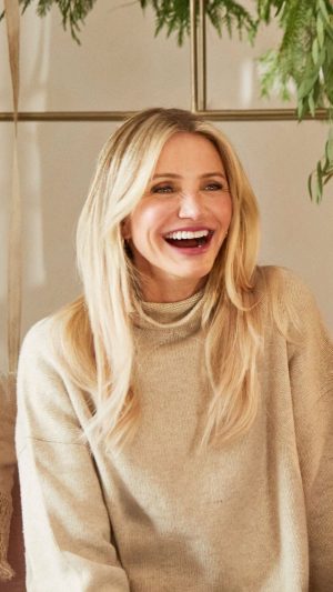 Cameron Diaz Instagram - The perfect night in: rewatching The Holiday with a glass of Avaline in hand.
 
We’ve put together a guide to creating the movie night of your dreams featuring wine pairings and my special cheesy popcorn recipe. 🍿😉

Visit drinkavaline.com/pages/the-holiday-movie-watch-along for the full guide
