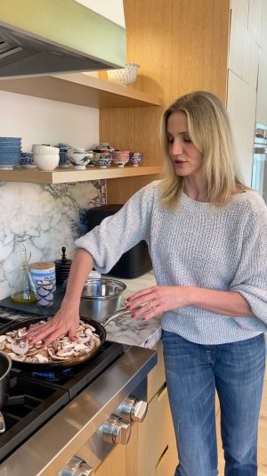 Cameron Diaz Instagram - Simple & Cozy Mushroom Crostini🍷✨

For the launch of our NEW Cabernet, I am cooking up a simple mushroom crostini recipe that I would make for my gals on a cozy fall night. Avaline Cabernet is now available on drinkavaline.com!!

Ingredients

3-5 cups sliced mushrooms
2-3 medium sweet onions, sliced into strips
4 sprigs fresh thyme
4oz goat cheese
1 jar of fig jam
1 baguette
Avaline Cabernet or balsamic vinegar

Enjoy!