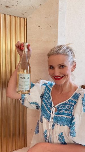Cameron Diaz Instagram - Hooray for Chardonnay! @avaline’s newest wine is smooth and full, with notes of crisp apple, ripe peach and a touch of roasted hazelnuts. Grab a bottle at DrinkAvaline.com!