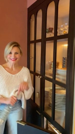 Cameron Diaz Instagram - Saved by the doorbell! Don't run out of your favorite wine while your friends are on their way. @avaline is now keeping you fully stocked with subscriptions! Check it out at drinkavaline.com 🍷 📦