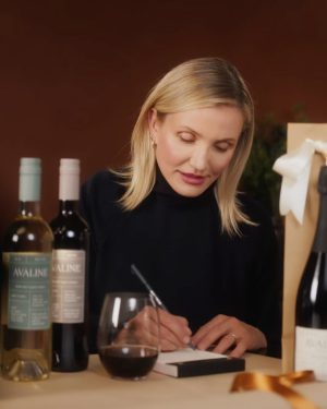 Cameron Diaz Instagram - Don’t know what to give this holiday? Give the gift of @avaline 🍷 Order today for wine delivered by 12/24 🎁