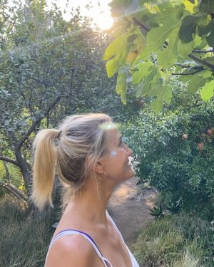 Cameron Diaz Instagram - Fresh, delicious, made with certified organic grapes 🍇 #ahhvaline @avaline