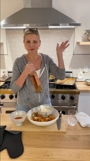 Cameron Diaz Instagram - Great for Game Day & pairs great with @avaline Rose.
Go Lakers!! 🏀
.
Ingredients 
.
1 head of cauliflower 
Your favorite buffalo wing hot sauce
1/2tsp Garlic powder 
1/2tsp Onion powder 
1/2tsp Paprika 
1tblspoon of olive oil 
2 tblspoons of butter
Your favorite ranch dressing or 
Sour cream and ranch packet seasoning. 
😋