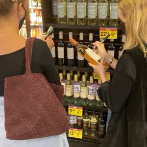 Cameron Diaz Instagram - @katherinepower and I visited some of our local LA @avaline retailers today for a restock and signed some bottles! If you happen to find one, tag us! Katherine and I are so thankful for the support of our Avaline community! Cheers! 🍷 @ralphsgrocery @sprouts @target