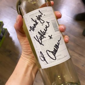 Cameron Diaz Instagram - @katherinepower and I visited some of our local LA @avaline retailers today for a restock and signed some bottles! If you happen to find one, tag us! Katherine and I are so thankful for the support of our Avaline community! Cheers! 🍷 @ralphsgrocery @sprouts @target