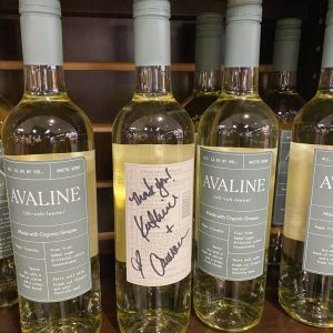 Cameron Diaz Instagram - @katherinepower and I visited some of our local LA @avaline retailers today for a restock and signed some bottles! If you happen to find one, tag us! Katherine and I are so thankful for the support of our Avaline community! Cheers! 🍷 @ralphsgrocery @sprouts @target
