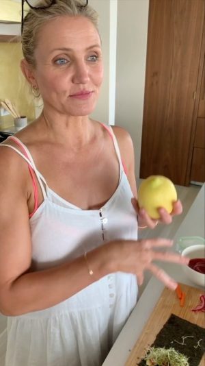 Cameron Diaz Instagram - Quick, easy, and so *delicious*! Pair with @avaline’s white wine. 🥕🧅🥒
.
Ingredients:
• 1 pack of Nori seaweed wraps (plain not toasted)
• 1-2 ripe avocados
• 1 medium carrot 
• 1/2 of a red onion 
• 1 package of broccoli sprouts
• 1 shallot
• Juice of 1/2 a lemon  
• Tahini
• Ponzu or soy sauce
• 1 - 1 1/2 cups of red wine vinegar 
• 2 tablespoons of Kosher salt 
• About 2 glugs of olive oil