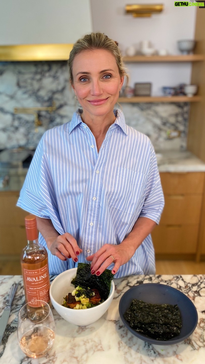 Cameron Diaz Instagram - Organic Month starts on FRIDAY 🍾 What better way to celebrate than by cooking up some tasty, organic meals in the kitchen? First up: the yummiest rice bowl with pan-seared salmon, sautéed kale & a tropical pineapple salsa. This is going to be your next go-to weeknight dinner and it pairs perfectly with Avaline Rosé. Find the full recipe on drinkavaline.com in our journal. Cheers, everyone!