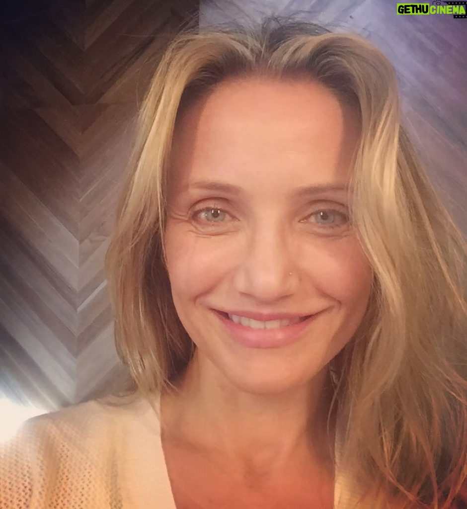 Cameron Diaz Instagram - Hello Ladies! Happy Fall! Hope everyone is enjoying this glorious time of year; the chillier air, the changing and falling leaves; all of the markers of another year coming to a close, and a hint at the new one about to unfold. I first wanted to thank all of you who answered our call this past summer to send in any questions you might have about aging in a female body. I am so grateful for your participation, as it allowed us to address your inquries in the next volume of the @TheBodyBook. It is centered around the mental, physical and emotional journey of aging. And as we diligently put the finishing touches on the book, we’d like to ask for your help once more. This book is for you and about you and that’s why we’d like to see you on the cover. Much like the cover of the Body Book, under the jacket, were we featured women of all different shapes, sizes, builds and ethnicities. We would like for you to feel represented again, this time to show where you are in your process of aging. So we invite you to take a picture of yourself. It should look much like the one I have here; against a plain background, this general framing-you can crop closer to a portrait, and the higher-def the better! We’d like to see more of that beautiful face of yours than the body this time. And if you want to snap one with yourself and your mom and your daughter together, or any multiple generations or expressions of your journey with aging, we’d love to see those, too! And for the 50 we use on the actual cover, we’ll send you a signed copy of the book when it hits bookstores in April. So be yourself with it, be brave with it, have fun with it, and we can’t wait to see. Thank you again and Happy Selfie-ing!! Ox, Cameron To submit, click the link in my profile.
