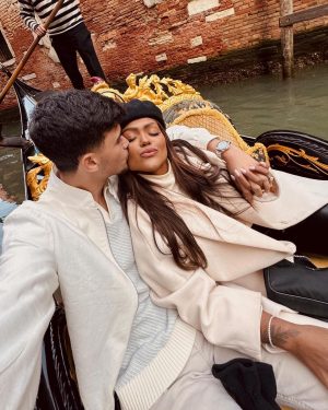 Camila Loures Instagram - Por muito tempo tive medo do amor, tive medo de amar, tive medo de sofrer e qndo eu tentei tomei na cara dnv, mas Deus fazendo tudo perfeito como sempre, não deixou eu traumatizar e me fechar novamente pro amor, ele me trouxe um presente! 
Eu pensei mto se compartilhava ou não, se ta cedo ou não, mas não tem pq eu não compartilhar, afinal eu mereço ser feliz, são 4 anos de historia, e do nada a gente se reencontrou (sim conheço ele a mais de 4 anos, vou contar dps nossa historia kkk) 
enfim .. eu to vivendo um sonho, eu to vivendo algo tão gostoso, eu to vivendo tudo q pedi a Deus, um relacionamento leve, um homem q me ensine, q me faça rir, q cuida de mim e como é dificil deixar ser cuidada qndo sempre você q cuidou, q delicia ter alguém q te escuta, q ama estar com vc, alguém q quer construir uma família… obrigada Deus! 
simm, vcs ja imaginavam, mas oficialmente…
EU TO NAMORANDOOO ❤️