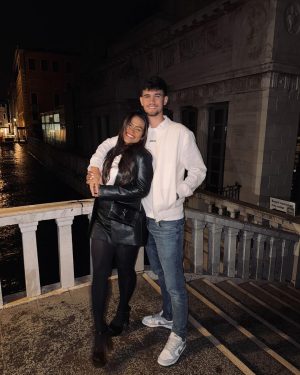 Camila Loures Instagram - Por muito tempo tive medo do amor, tive medo de amar, tive medo de sofrer e qndo eu tentei tomei na cara dnv, mas Deus fazendo tudo perfeito como sempre, não deixou eu traumatizar e me fechar novamente pro amor, ele me trouxe um presente! 
Eu pensei mto se compartilhava ou não, se ta cedo ou não, mas não tem pq eu não compartilhar, afinal eu mereço ser feliz, são 4 anos de historia, e do nada a gente se reencontrou (sim conheço ele a mais de 4 anos, vou contar dps nossa historia kkk) 
enfim .. eu to vivendo um sonho, eu to vivendo algo tão gostoso, eu to vivendo tudo q pedi a Deus, um relacionamento leve, um homem q me ensine, q me faça rir, q cuida de mim e como é dificil deixar ser cuidada qndo sempre você q cuidou, q delicia ter alguém q te escuta, q ama estar com vc, alguém q quer construir uma família… obrigada Deus! 
simm, vcs ja imaginavam, mas oficialmente…
EU TO NAMORANDOOO ❤️
