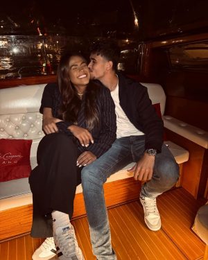 Camila Loures Instagram - Por muito tempo tive medo do amor, tive medo de amar, tive medo de sofrer e qndo eu tentei tomei na cara dnv, mas Deus fazendo tudo perfeito como sempre, não deixou eu traumatizar e me fechar novamente pro amor, ele me trouxe um presente! 
Eu pensei mto se compartilhava ou não, se ta cedo ou não, mas não tem pq eu não compartilhar, afinal eu mereço ser feliz, são 4 anos de historia, e do nada a gente se reencontrou (sim conheço ele a mais de 4 anos, vou contar dps nossa historia kkk) 
enfim .. eu to vivendo um sonho, eu to vivendo algo tão gostoso, eu to vivendo tudo q pedi a Deus, um relacionamento leve, um homem q me ensine, q me faça rir, q cuida de mim e como é dificil deixar ser cuidada qndo sempre você q cuidou, q delicia ter alguém q te escuta, q ama estar com vc, alguém q quer construir uma família… obrigada Deus! 
simm, vcs ja imaginavam, mas oficialmente…
EU TO NAMORANDOOO ❤️