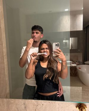 Camila Loures Instagram - Por muito tempo tive medo do amor, tive medo de amar, tive medo de sofrer e qndo eu tentei tomei na cara dnv, mas Deus fazendo tudo perfeito como sempre, não deixou eu traumatizar e me fechar novamente pro amor, ele me trouxe um presente! 
Eu pensei mto se compartilhava ou não, se ta cedo ou não, mas não tem pq eu não compartilhar, afinal eu mereço ser feliz, são 4 anos de historia, e do nada a gente se reencontrou (sim conheço ele a mais de 4 anos, vou contar dps nossa historia kkk) 
enfim .. eu to vivendo um sonho, eu to vivendo algo tão gostoso, eu to vivendo tudo q pedi a Deus, um relacionamento leve, um homem q me ensine, q me faça rir, q cuida de mim e como é dificil deixar ser cuidada qndo sempre você q cuidou, q delicia ter alguém q te escuta, q ama estar com vc, alguém q quer construir uma família… obrigada Deus! 
simm, vcs ja imaginavam, mas oficialmente…
EU TO NAMORANDOOO ❤️