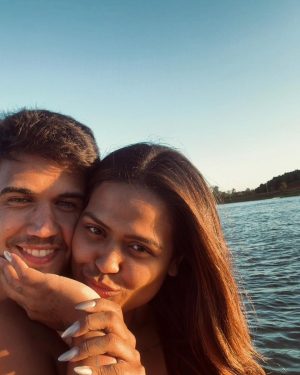 Camila Loures Instagram - Por muito tempo tive medo do amor, tive medo de amar, tive medo de sofrer e qndo eu tentei tomei na cara dnv, mas Deus fazendo tudo perfeito como sempre, não deixou eu traumatizar e me fechar novamente pro amor, ele me trouxe um presente! 
Eu pensei mto se compartilhava ou não, se ta cedo ou não, mas não tem pq eu não compartilhar, afinal eu mereço ser feliz, são 4 anos de historia, e do nada a gente se reencontrou (sim conheço ele a mais de 4 anos, vou contar dps nossa historia kkk) 
enfim .. eu to vivendo um sonho, eu to vivendo algo tão gostoso, eu to vivendo tudo q pedi a Deus, um relacionamento leve, um homem q me ensine, q me faça rir, q cuida de mim e como é dificil deixar ser cuidada qndo sempre você q cuidou, q delicia ter alguém q te escuta, q ama estar com vc, alguém q quer construir uma família… obrigada Deus! 
simm, vcs ja imaginavam, mas oficialmente…
EU TO NAMORANDOOO ❤️