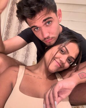Camila Loures Instagram - Por muito tempo tive medo do amor, tive medo de amar, tive medo de sofrer e qndo eu tentei tomei na cara dnv, mas Deus fazendo tudo perfeito como sempre, não deixou eu traumatizar e me fechar novamente pro amor, ele me trouxe um presente! 
Eu pensei mto se compartilhava ou não, se ta cedo ou não, mas não tem pq eu não compartilhar, afinal eu mereço ser feliz, são 4 anos de historia, e do nada a gente se reencontrou (sim conheço ele a mais de 4 anos, vou contar dps nossa historia kkk) 
enfim .. eu to vivendo um sonho, eu to vivendo algo tão gostoso, eu to vivendo tudo q pedi a Deus, um relacionamento leve, um homem q me ensine, q me faça rir, q cuida de mim e como é dificil deixar ser cuidada qndo sempre você q cuidou, q delicia ter alguém q te escuta, q ama estar com vc, alguém q quer construir uma família… obrigada Deus! 
simm, vcs ja imaginavam, mas oficialmente…
EU TO NAMORANDOOO ❤️
