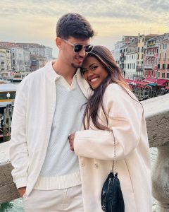 Camila Loures Instagram - Por muito tempo tive medo do amor, tive medo de amar, tive medo de sofrer e qndo eu tentei tomei na cara dnv, mas Deus fazendo tudo perfeito como sempre, não deixou eu traumatizar e me fechar novamente pro amor, ele me trouxe um presente! Eu pensei mto se compartilhava ou não, se ta cedo ou não, mas não tem pq eu não compartilhar, afinal eu mereço ser feliz, são 4 anos de historia, e do nada a gente se reencontrou (sim conheço ele a mais de 4 anos, vou contar dps nossa historia kkk) enfim .. eu to vivendo um sonho, eu to vivendo algo tão gostoso, eu to vivendo tudo q pedi a Deus, um relacionamento leve, um homem q me ensine, q me faça rir, q cuida de mim e como é dificil deixar ser cuidada qndo sempre você q cuidou, q delicia ter alguém q te escuta, q ama estar com vc, alguém q quer construir uma família… obrigada Deus! simm, vcs ja imaginavam, mas oficialmente… EU TO NAMORANDOOO ❤️ Veneza, Itália
