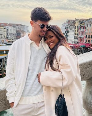 Camila Loures Instagram - Por muito tempo tive medo do amor, tive medo de amar, tive medo de sofrer e qndo eu tentei tomei na cara dnv, mas Deus fazendo tudo perfeito como sempre, não deixou eu traumatizar e me fechar novamente pro amor, ele me trouxe um presente! 
Eu pensei mto se compartilhava ou não, se ta cedo ou não, mas não tem pq eu não compartilhar, afinal eu mereço ser feliz, são 4 anos de historia, e do nada a gente se reencontrou (sim conheço ele a mais de 4 anos, vou contar dps nossa historia kkk) 
enfim .. eu to vivendo um sonho, eu to vivendo algo tão gostoso, eu to vivendo tudo q pedi a Deus, um relacionamento leve, um homem q me ensine, q me faça rir, q cuida de mim e como é dificil deixar ser cuidada qndo sempre você q cuidou, q delicia ter alguém q te escuta, q ama estar com vc, alguém q quer construir uma família… obrigada Deus! 
simm, vcs ja imaginavam, mas oficialmente…
EU TO NAMORANDOOO ❤️