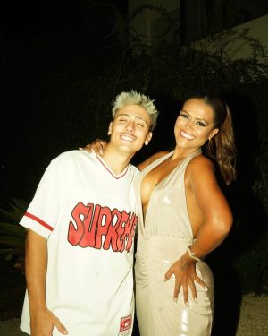 Camila Loures Instagram - Hoje é niver do meu melhor amigo 🎉❤️ 
Parabennnsss JheyJhey, o niver é seu, mas o presente é meu por ter você na minha vida…. obrigada por esses 11 anos de amizade!
TE AMO MTO E PRA SMP ❤️
q Deus te abençoe cada dia mais e você conquiste coisas incríveis, torço mto por você e to contigo ate depois do fim! 
ps: a ultima foto 🗣️😂 mil anos atrás!