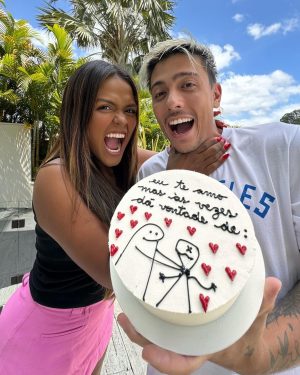 Camila Loures Instagram - Hoje é niver do meu melhor amigo 🎉❤️ 
Parabennnsss JheyJhey, o niver é seu, mas o presente é meu por ter você na minha vida…. obrigada por esses 11 anos de amizade!
TE AMO MTO E PRA SMP ❤️
q Deus te abençoe cada dia mais e você conquiste coisas incríveis, torço mto por você e to contigo ate depois do fim! 
ps: a ultima foto 🗣️😂 mil anos atrás!