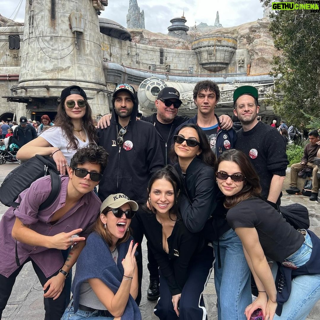 Camila Mendes Instagram - our rainy trip to @disneyland 🏰🌧️ thank you @disneyparks for what was truly a perfect day. same time next week? let’s discuss xx Disneyland