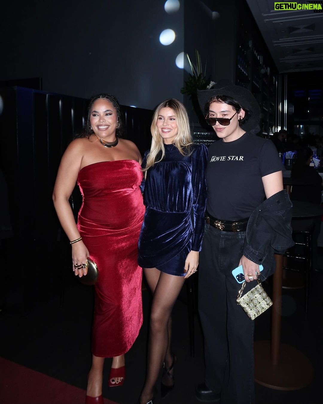 Camila Queiroz Instagram - A nossa festa de lançamento da coleção #BFFCEA #AgathaeCamilaNaCea foi um sonho! Uma coleção que começou a ser pensada há mais de 10 meses, finalmente chegou as lojas! Realizar isso ao lado da @agathaamoreiraa tornou tudo ainda mais especial. Vi pessoas que amo e admiro usando as peças que fizemos e agradeci do fundo do coração por estarem lá celebrando esse momento. É muito legal ver as peças ganhando vida em diferentes corpos e personalidades. Enfim, tô transbordando felicidade com essa parceria e muito animada por tudo o que tem por vir! Obrigada time @cea_brasil 💘