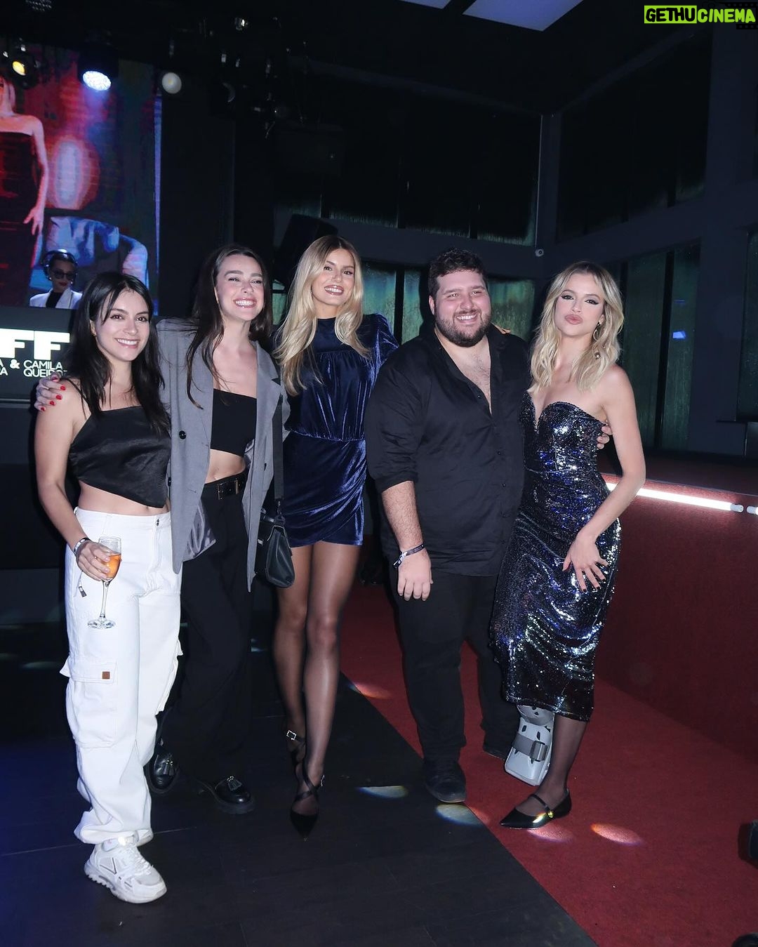 Camila Queiroz Instagram - A nossa festa de lançamento da coleção #BFFCEA #AgathaeCamilaNaCea foi um sonho! Uma coleção que começou a ser pensada há mais de 10 meses, finalmente chegou as lojas! Realizar isso ao lado da @agathaamoreiraa tornou tudo ainda mais especial. Vi pessoas que amo e admiro usando as peças que fizemos e agradeci do fundo do coração por estarem lá celebrando esse momento. É muito legal ver as peças ganhando vida em diferentes corpos e personalidades. Enfim, tô transbordando felicidade com essa parceria e muito animada por tudo o que tem por vir! Obrigada time @cea_brasil 💘
