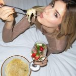 Camila Queiroz Instagram - SANTÉ @lillet.br 🥂 🇫🇷 muito feliz em agora fazer parte dessa família. Um Aperitivo francês a base de um blend de vinho branco, com frutas maceradas e quinino perfeito para coquetéis em momentos de celebração. Uma marca que valoriza as mulheres desde 1872. Pra você que ainda não conhece, que tal experimentar? Aprecie com moderação. Não compartilhem com menores de 18 anos. *publicidade #Lillet #LilletBrasil