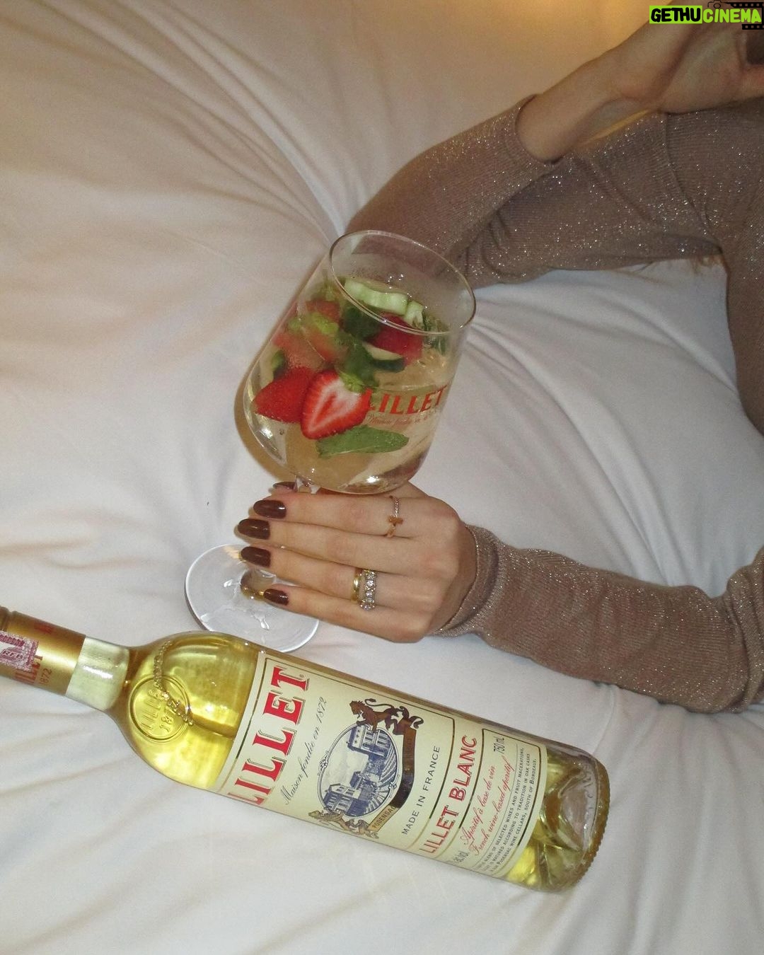 Camila Queiroz Instagram - SANTÉ @lillet.br 🥂 🇫🇷 muito feliz em agora fazer parte dessa família. Um Aperitivo francês a base de um blend de vinho branco, com frutas maceradas e quinino perfeito para coquetéis em momentos de celebração. Uma marca que valoriza as mulheres desde 1872. Pra você que ainda não conhece, que tal experimentar? Aprecie com moderação. Não compartilhem com menores de 18 anos. *publicidade #Lillet #LilletBrasil