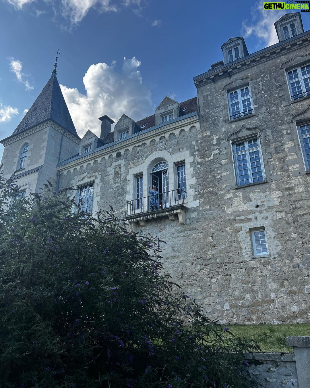Camila Sodi Instagram - 🏰 en Champagne 🥂 mucho pan 🥐 mucho amor 💖 muchas risas 😹 y muuucha champaña 🍾 Epernay, Champagne, France