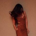 Camila Sodi Instagram - Como un buen vino … Ya casi sale nuestro vino @casaindomitasvino !! Justo a tiempo para que te quite la sed en las fiestas 🎈✨🥂🍾 Gracias a mi equipo el mejor del mundo : @estebancalderon Foto @chentechapitas Makeup @alejandroiniguezhair Hair @jukajukajuka Styling con un vestido de @rolandobrachoficial