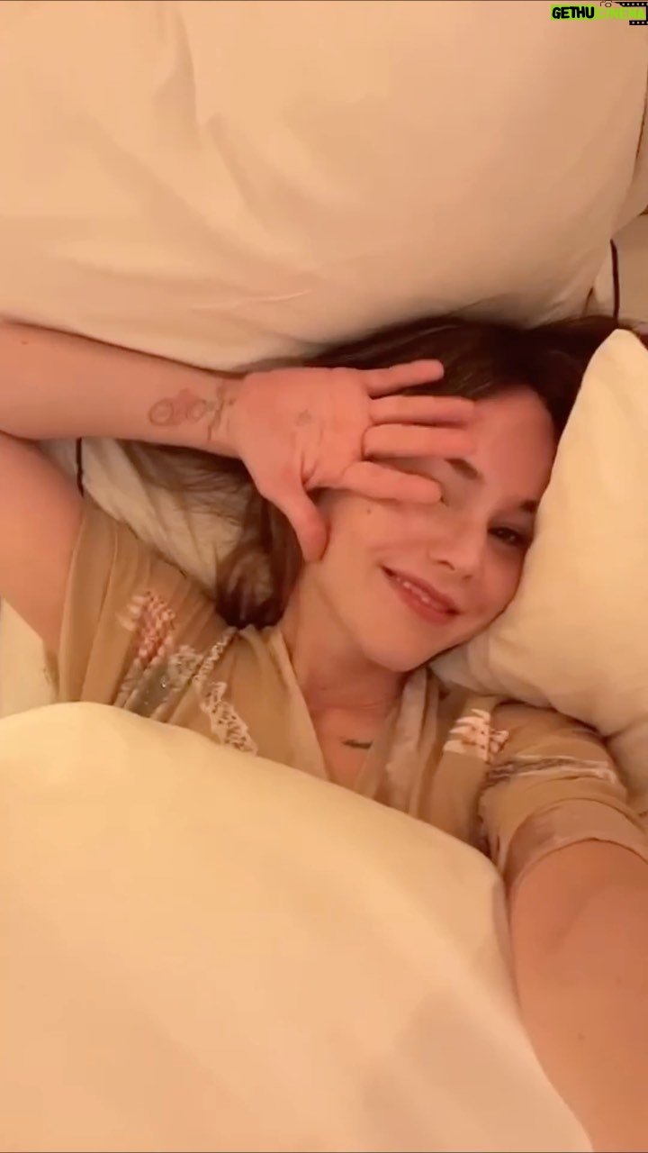 Camila Sodi Instagram - Transforma tu piel durante la noche y prepárate para empezar el día con una piel radiante✨ #Advanced Night Repair repara mi piel día y noche con su exclusivo tripéptido. #EsteeLauder #WakeUpReady @esteelaudermx