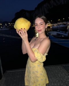 Camila Sodi Instagram - 🍋el limón mas grande que he visto en mi vida 🇮🇹🤍 (si la vida te da limones …. que sean unos limonsooootes) Capri, Italy