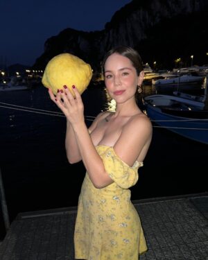 Camila Sodi Instagram - 🍋el limón mas grande que he visto en mi vida 🇮🇹🤍 (si la vida te da limones …. que sean unos limonsooootes)