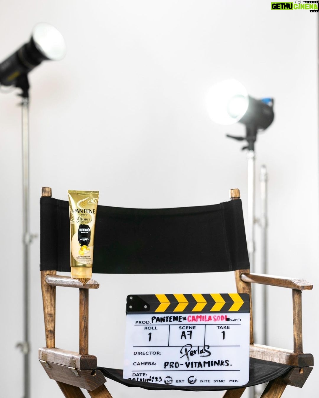 Camila Sodi Instagram - Estoy con mi familia @pantenemexico para mostrarles sus nuevos acondicionadores diarios 3 Minute Miracle para lograr un pelo más suave, fuerte y brillante! ✨💪🦋 Ustedes saben que amo Pantene y es que estos nuevos productos vienen con perlas pro-vitaminas que nutren y se disuelven en el pelo, ¡tienen que probarlos! Son una maravilla! #PeloPantene #PantenePerlasProVitaminas #publicidad