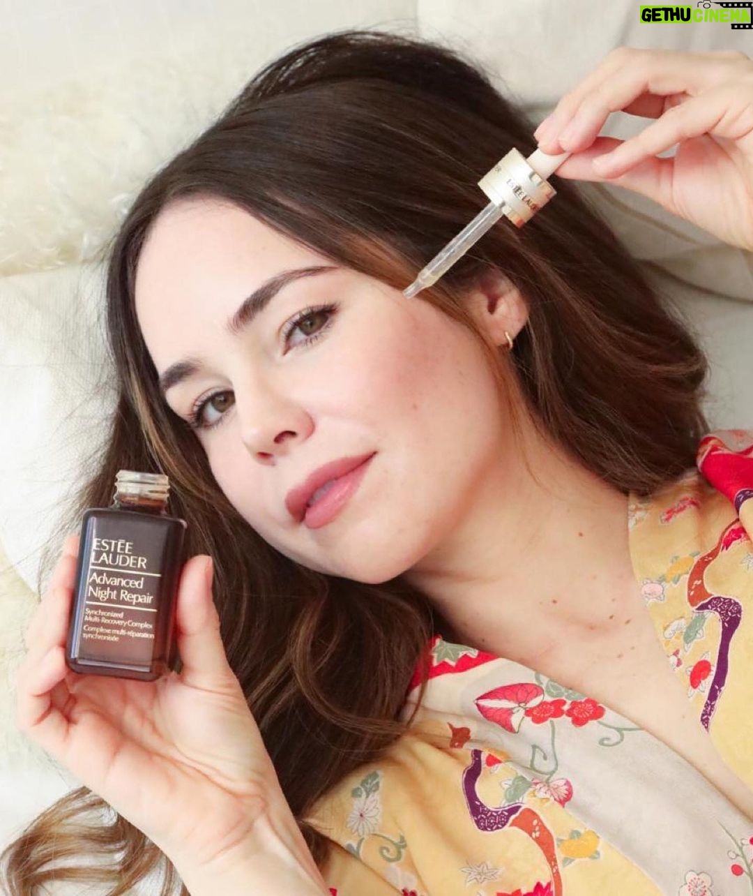 Camila Sodi Instagram - Después de probar #AdvancedNightRepair de @esteelaudermx un mes siento la piel mucho más firme e hidratada. ¿Sabias que este súper serum tiene 7 súper poderes? También mejora los poros, reduce líneas de expresión, da un boost de colágeno, empareja el tono y da luminosidad✨ ¿Qué esperas para probarlo? #EsteePartner #GeneracionANR
