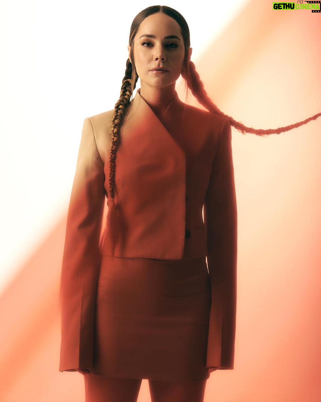 Camila Sodi Instagram - Mood hada activado 🧚♀️ Este mes celebro mi cumpleaños, esta portada hermosa y 20 años de carrera trabajando en lo que más me gusta hacer en la vida 💫 Gracias Dios por tanto! Gracias @marieclaire_la por la hermosa portada y la entrevista mágica 🪄 Gracias a todo el equipo que hizo esto posible y a mi glam que cada vez me deja más hada que nunca 💫 les amo a todes 💓 @ferragamo @sergiohdzrmz @gerardangulo @sergio.valenzuelach 📸 @marthalvarezbernal PR 🪄 @el_lanco @betoville Glam 🪄 @chentechapitas @alejandroiniguezhair