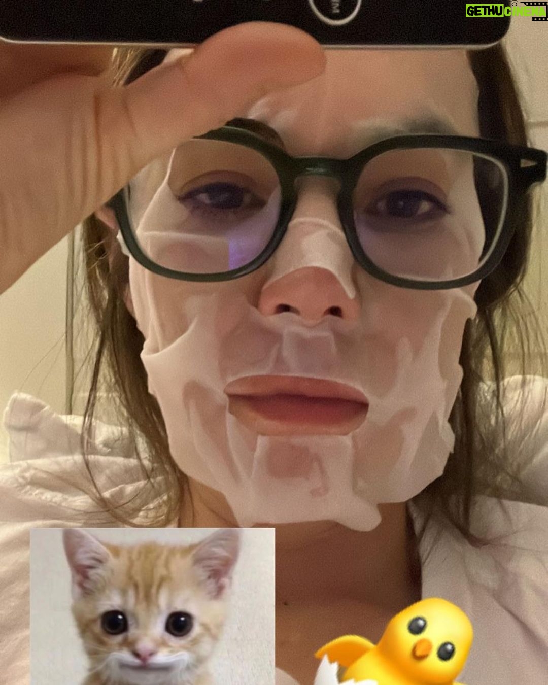 Camila Sodi Instagram - As铆 empez贸 esta serie : con un FaceTime馃挃 (o varios..) y termin贸 鉃★笍 en lo que van a ver por @vix este 25 de Agosto!