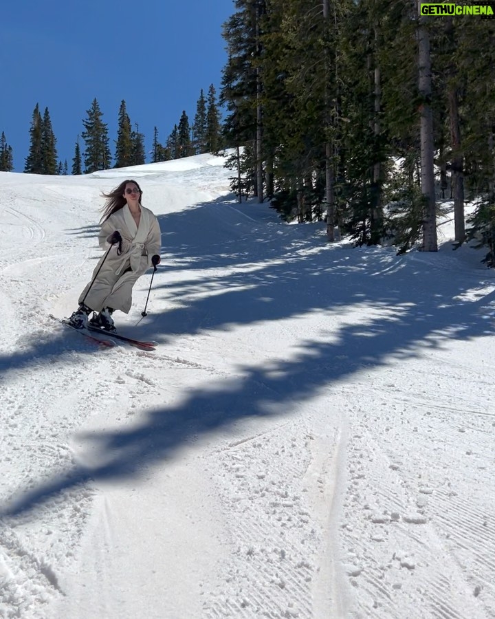 Camila Sodi Instagram - You wake up , throw your robe on , snap on your skis and glide for a cup of coffee ☕️ Aspen ❄️💘 Aspen Mountain