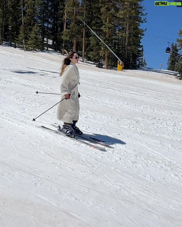 Camila Sodi Instagram - You wake up , throw your robe on , snap on your skis and glide for a cup of coffee ☕️ Aspen ❄️💘 Aspen Mountain