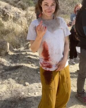 Camila Sodi Instagram - Ya vieron nuestra nueva serie SIN HUELLAS ? 🫧 Los hicimos reír ? 🤪 (mi inspiración fue Groucho Marx 🥸) 
@primevideo @primevideoes @primevideomx 
Yo solo quiero decirle a toda la gente involucrada que son los más talentosos y que los quiero un montón ! Vaya pedazo de actores y directores 🔥 les amo ❤️ y @carolina_yuste no pude haber imaginado una mejor compañera de viaje , se me cae la baba contigo 🦄💕te amo cuquiiiiitiiiiiii 💕