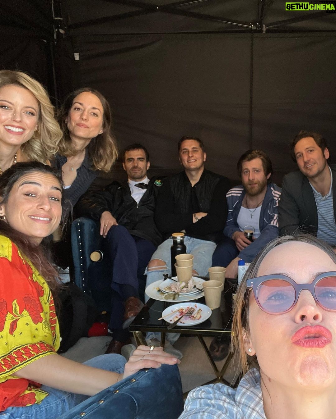 Camila Sodi - 135.5K Likes - Ya vieron nuestra nueva serie SIN HUELLAS ? 🫧 Los hicimos reír ? 🤪 (mi inspiración fue Groucho Marx 🥸)
@primevideo @primevideoes @primevideomx
Yo solo quiero decirle a toda la gente involucrada que son los más talentosos y que los quiero un montón ! Vaya pedazo de actores y directores 🔥 les amo ❤️ y @carolina_yuste no pude haber imaginado una mejor compañera de viaje , se me cae la baba contigo 🦄💕te amo cuquiiiiitiiiiiii 💕