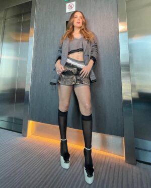 Camila Sodi Instagram - Muy Miu Miu 🐈‍⬛ 

❤️‍🔥está muy cabron mi equipo:
@jukajukajuka styling 
@chentechapitas make up 
@alejandroiniguezhair hair
@el_lanco RP
@zuniguita mi ángel 

Promo SIN HUELLAS @primevideo @primevideoes @primevideomx