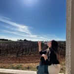 Camila Sodi Instagram – Los Sodi hacen vino . 
Beben vino . 
Gustan del vino . 
Gozan el vino 🍷 

@vinedosdelaalcarria