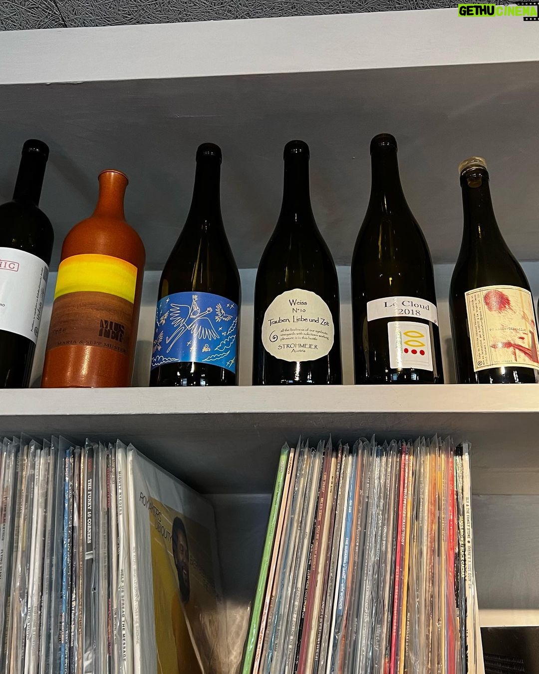Camila Sodi Instagram - 🛩️ NYC 📽️, Barthes 📕, Vespa 🪩disco , #vinonatural 🥂, comida , more #naturalwine , helados🍦…